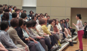 東京のウォーキングレッスン・顔ヨガレッスンは小林かおる