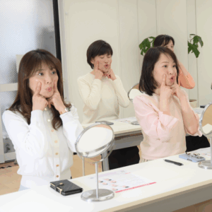 表情筋レッスン、顔全体の筋肉を正しく使う正しい癖をつけるために、お顔どこに触れるか、触れる力具合はとても大切なポイントです。