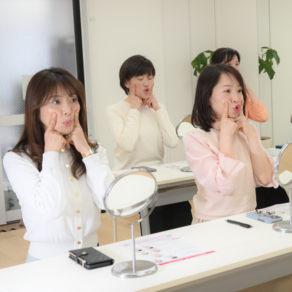 表情筋レッスン、顔全体の筋肉を正しく使う正しい癖をつけるために、お顔どこに触れるか、触れる力具合はとても大切なポイントです。