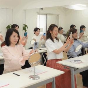 表情筋レッスンレッスン終了後にお顔の撮影を行います。 ビフォーの写真と比べてどこがどう変わったかをチェックします。