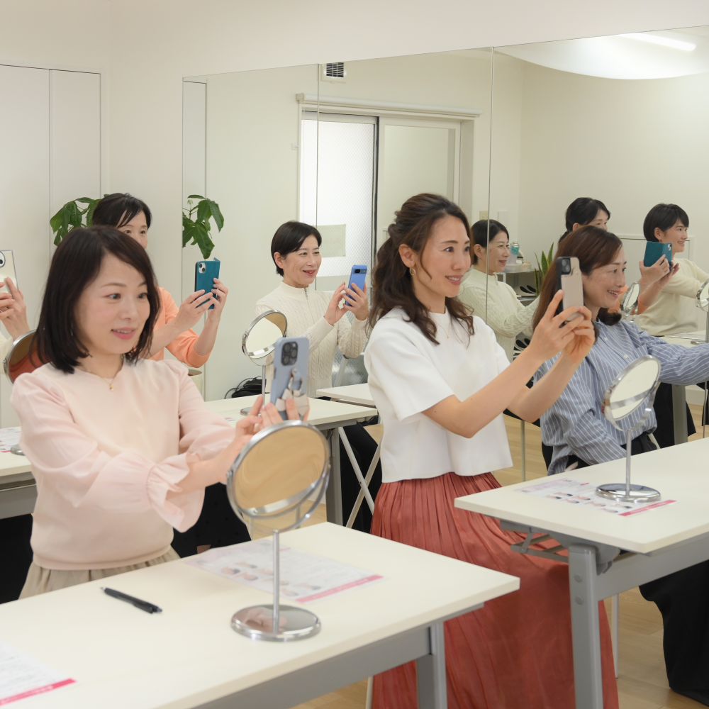 表情筋レッスンレッスン終了後にお顔の撮影を行います。 ビフォーの写真と比べてどこがどう変わったかをチェックします。