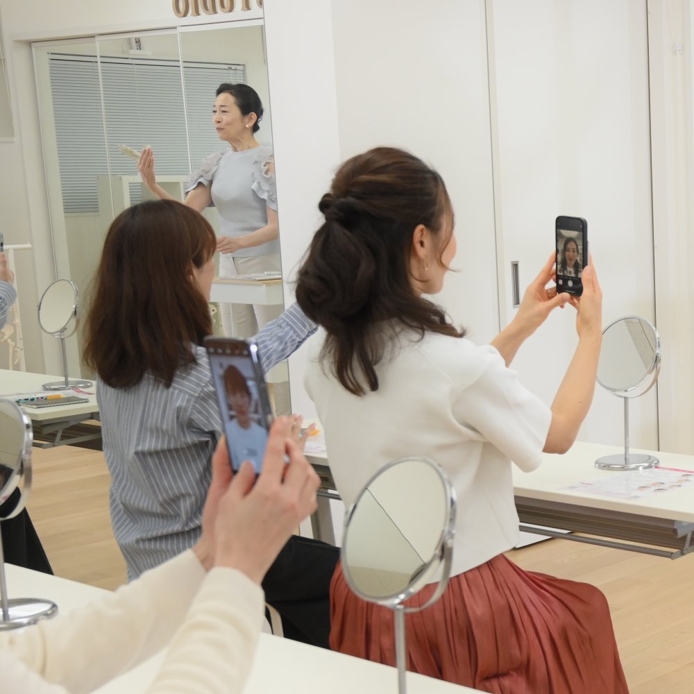 表情筋エクササイズは最初に、ご自分のお顔をスマホで撮影していただきます。