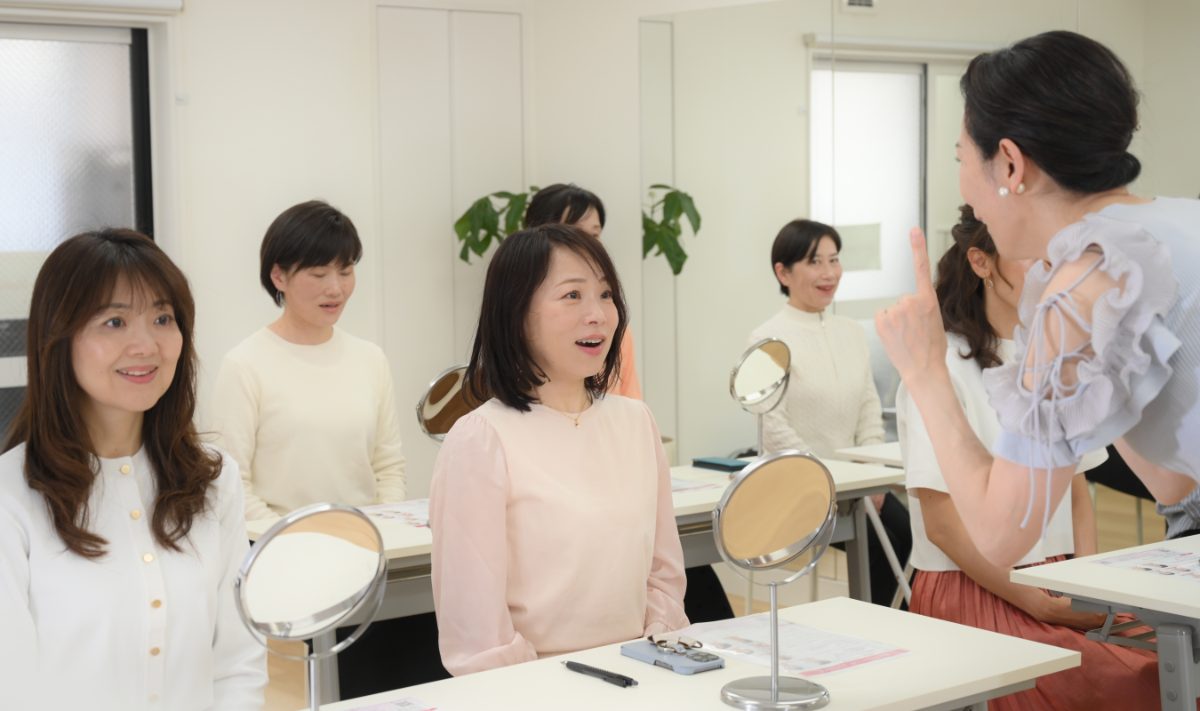 表情筋トレーニングのグループレッスンの様子