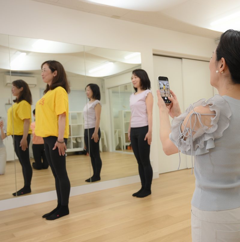 レッスン前後の姿勢と歩き方を撮影する様子