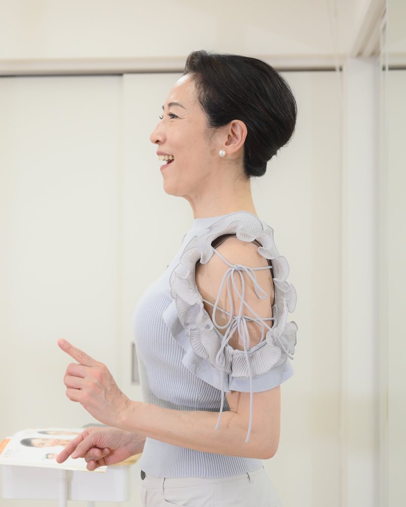 笑顔でレッスンをする小林かおる